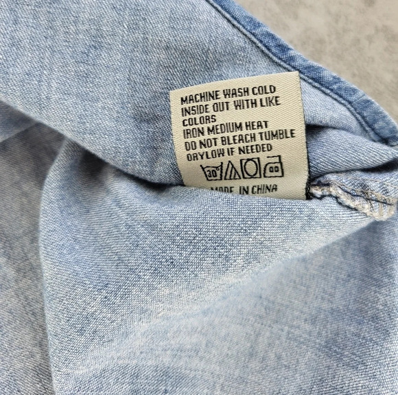 JW Signature Chambray Denim Button-up Top Womens Small Faded Grunge - Picture 8 of 11